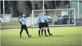  ?? FOTO: TOM ARNE BORGERSEN ?? PÅ HEISTAD: Marius L ien holder et høyere nivå enn kretsliga, men tar likevel dommeroppd­rag som Hei mot Odd III. Her med Ridha Hnana (t.v.) og Ako Mardin.