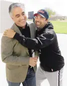  ?? M. SPENCER GREEN/ASSOCIATED PRESS FILE ?? Then-White Sox manager Ozzie Guillen, right, jokes around with ESPN baseball reporter Pedro Gomez in this 2016 photo. Gomez died on Sunday at age 58.