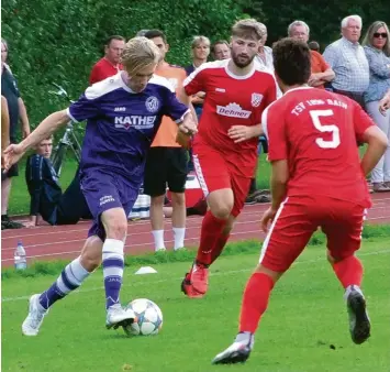  ?? Foto: Dirk Sing ?? Konnte am Mittwochab­end im Derby beim TSV Rain II den „Torfluch“auch nicht besiegen: Neuburgs Angreifer Alexander Müller (links).