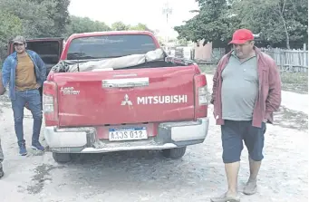  ?? ?? La camioneta que el intendente Hilario Adorno (quepis rojo) compró con plata municipal.