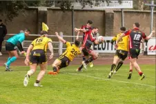  ??  ?? Des rencontres Carcassonn­e-limoux qui constituen­t toujours d’intenses moments de rugby à XIII avec toujours des essais et encore des essais