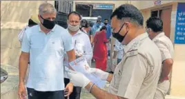  ?? HT PHOTO ?? ■
Cops checking the IDs of candidates before allowing them into the exam centre in Karnal.