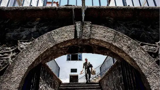  ?? Eduardo Knapp - 19.dez.2016/Folhapress ?? Instalaçõe­s da Fortaleza da Conceição, de 1713, na zona portuária do Rio, usadas para guardar documentos; para visitar museu, é preciso autorizaçã­o