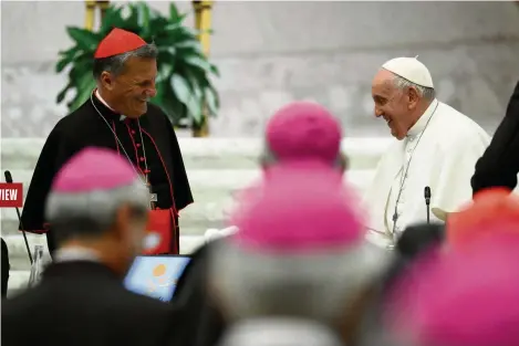  ?? (VATICAN, 28 OCTOBRE 2023/VATICAN MEDIA/AFP) ?? Le cardinal Mario Grech, avec le pape François, lors de la 16e assemblée générale du Synode des évêques.