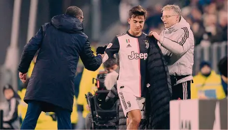  ?? LAPRESSE ?? Tra gli applausi Paulo Dybala lascia il campo al minuto 30 della ripresa dopo aver trascinato la Juve alla vittoria in Coppa Italia contro l’Udinese