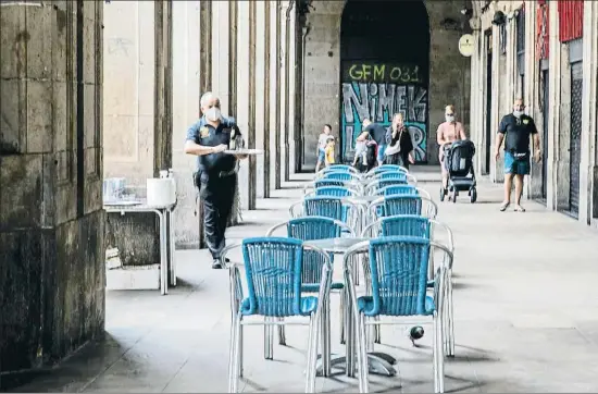  ?? LLIBERT TEIXIDÓ ?? Vacío. Aspecto de la terraza de una cervecería de la plaza Reial de Barcelona, ayer, sin clientes