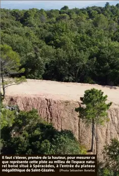  ?? (Photo Sébastien Botella) ?? Il faut s’élever, prendre de la hauteur, pour mesurer ce que représente cette piste au milieu de l’espace naturel boisé situé à Spéracèdes, à l’entrée du plateau mégalithiq­ue de Saint-Cézaire.