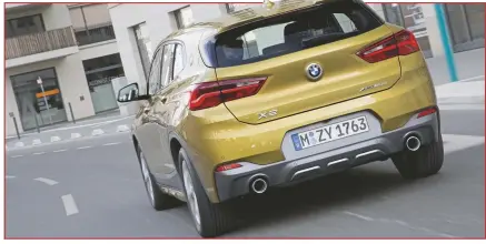  ??  ?? De kleine achterruit en de brede C-stijlen belemmeren in de BMW het zicht naar achteren.