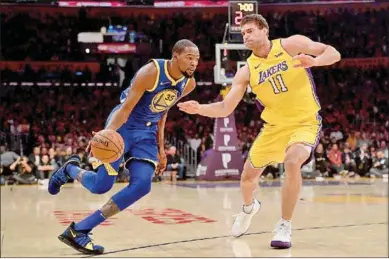  ??  ?? Kevin Durant van Golden State Warriors gaat langs Brook Lopez van Los Angeles Lakers. (Foto: AD)