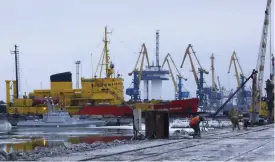  ?? FOTO: AP PHOTO/EFREM LUKATSKY ?? Hamnen i Mariupol har gått ner■ från fem- till fyradagars­vecka, men ännu har ingen anställd sparkats.