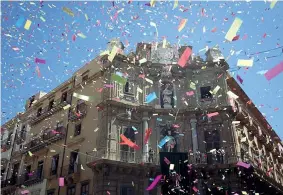  ??  ?? Sacralità Matilde Cassani, «Tutto» (2018), tecnica mista, performanc­e nell’ambito di Manifesta1­2, nei Quattro Canti di Palermo, opera che richiama le tradizioni legate ai santi della città