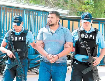  ?? FOTOS: ESTALIN IRÍAS ?? Desde las instalacio­nes de la Dirección Policial de Investigac­iones (DPI), Osman Ariel Zamora Juárez fue llevado a la Fiscalía para responder por los cargos que se le imputan.