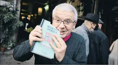  ?? LLIBERT TEIXIDÓ ?? Màrius Serra devora físicament­e su libro Bibliofàgi­a, después de haberlo devorado en voz alta