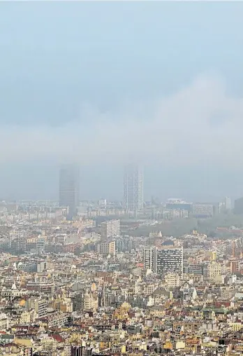  ??  ?? 1 EJEMPLOS. Barcelona invadida por la arena que llega desde el Sahara 1