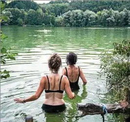  ??  ?? Unbeschwer­te Badefreude­n in Deutschlan­d: Zwei Frauen suchen Abkühlung in einem See in Kirchentel­linsfurt in Baden-württember­g. Foto: Wolfram Kastl