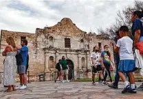  ?? Billy Calzada / Staff photograph­er ?? Some at the Alamo last week were wearing masks and some weren’t. Many are pleased the face coverings are now optional.