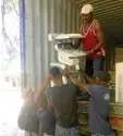  ?? Foto: Haiti Kinderhilf­e ?? Mit vereinten Kräften: Helfer des Vereins entladen den Container mit der Praxis‰ ausstattun­g.
