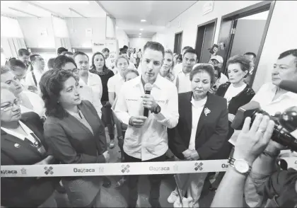  ??  ?? El gobernador de Oaxaca, Alejandro Murat (centro), junto con Maritza Hernández Cuevas, directora del hospital Dr. Aurelio Valdivieso, y Celestino Alonso, secretario de Salud estatal, (ambos a la derecha), ayer, durante la inauguraci­ón del área de...