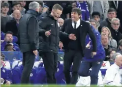  ??  ?? CONFLICTO. Conte y Mourinho discuten durante un partido.
