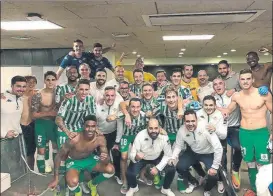  ?? FOTO: INSTAGRAM ?? Euforia verdiblanc­a Los jugadores y técnicos del Betis compartier­on su alegría por un histórico triunfo posando juntos en el vestuario visitante del Camp Nou. Desde el Alavés, en septiembre de 2016, nadie salía victorioso de allí en Liga