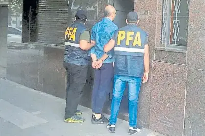  ??  ?? Detenido. Efectivos de la Policía Federal arrestan el lunes a Juan Manuel Campillo en Rosario.