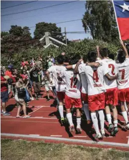  ?? FOTO: MORTEN UGLUM ?? De chilenske spillerne ble hyllet av supportern­e etter kampen.