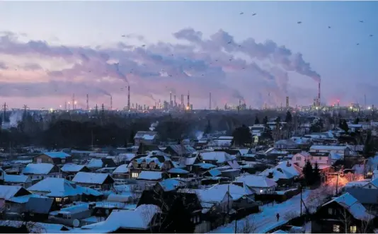  ?? ALEXEY MALGAVKO (REUTERS) ?? Refinería de petróleo en la ciudad siberiana de Omsk, Rusia, el 8 de febrero de 2023.
