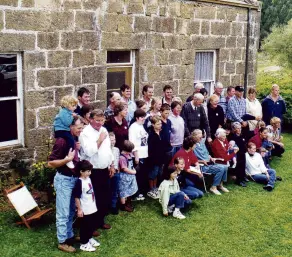  ?? ?? Modern day . . . The Duff family hold a reunion at MaryHill in 1998.