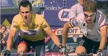  ??  ?? LUZ ARDIDEN 2001, IL RISPETTO Armstrong in giallo e Ullrich si stringono la mano al Tour 2001, a Luz Ardiden: è il giorno in cui il texano cadde due volte e il tedesco lo aspettò, invece di attaccarlo