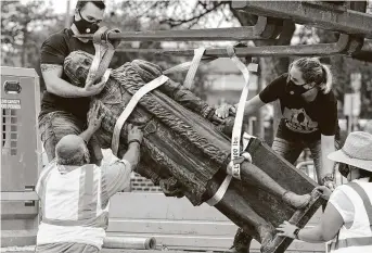  ?? Bob Owen / Staff photograph­er ?? Workers remove the statue of Christophe­r Columbus from Columbus Park in San Antonio on Wednesday. The statue had stood in the park since 1957.