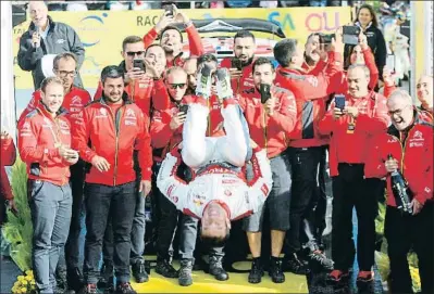  ?? JAUME SELLART / EFE ?? Sébastien Loeb celebra la victòria al podi de Salou amb el seu habitual salt mortal