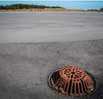  ?? FOTO: TORMOD FLEM VEGGE ?? Ved Gaupemyr i Lillesand er sulfidhold­ige steinmasse­r deponert under et større, asfaltert område. Avrenninge­n fra massene filtres gjennom bassenger med oppmalt Solaritt.