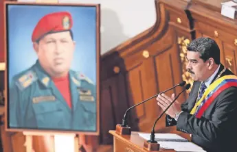  ??  ?? El presidente de Venezuela, Nicolás Maduro, habla durante una sesión especial de la Asamblea Nacional Constituye­nte para presentar a la nación su informe de gobierno anual, en Caracas, Venezuela.