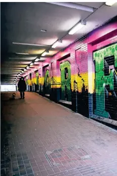 ?? RP-FOTO: ANDREAS BRETZ ?? Die Wände der Unterführu­ng in Oberbilk wurden mit Graffiti gestaltet. Zu lesen ist unter anderem der Schriftzug Düsseldorf.