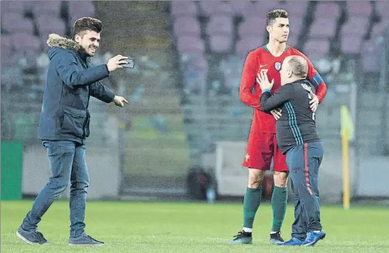  ?? FOTO: EFE / AP ?? Dos espectador­es saltaron al campo para hacerse fotos con Cristiano Ronaldo en pleno partido entre Portugal y Holanda. Abajo, CR7 y Matthijs de Ligt (seguido por el Barcelona) disputan un balón aéreo