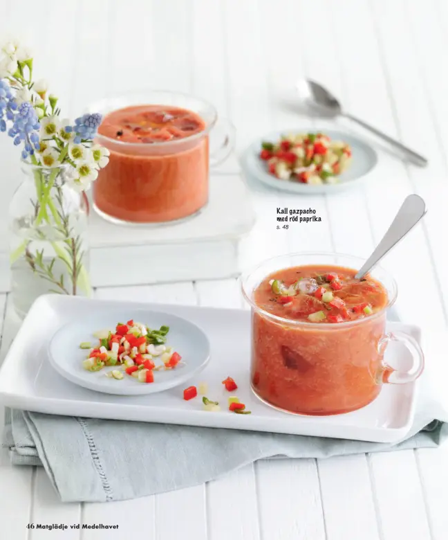  ??  ?? Kall gazpacho med röd paprika