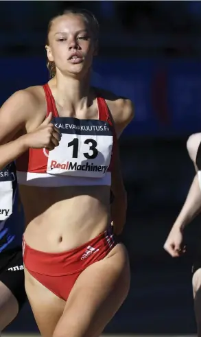  ?? FOTO: LEHTIKUVA/VESA MOILANEN ?? Maria Huntington nådde 6 000-metersgrän­sen medan Saga Vanninen krossade nationsrek­ord för juniorer.