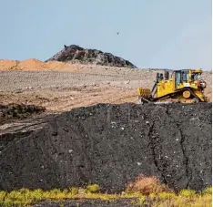  ?? Foto: Daniel Bockwoldt/zb, dpa ?? Für Baumateria­l und belastete Böden sind auch heute noch Deponien nötig. Doch ihre Zahl sinkt.