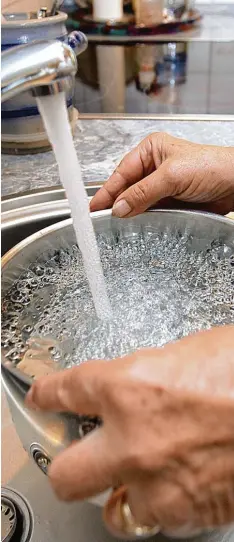  ?? Archivfoto: Martina Diemand ?? Weil das Türkheimer Trinkwasse­r ab Dienstag, 2. Mai, nicht mehr mit Chlor desinfi ziert wird, müssen die Verbrauche­r ihr Wasser abkochen.