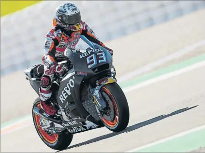  ?? FOTO: REPSOL HONDA ?? Marc Márquez con la nueva RC213v de 2018 en el test de Cheste El campeón reclama no tener que jugarse de nuevo la piel