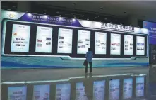  ?? GUO HAIPENG / FOR CHINA DAILY ?? A participan­t in the Beijing special session of the Invest In China event learns about the city’s business-friendly environmen­t and developmen­t potential via display boards on Tuesday.