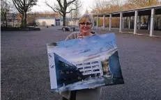  ?? RP-FOTO/REPRO (2): CPU ?? Schulleite­rin Birgit Oelmüllers-Hoff mit der Ansicht der neuen Gebäude, dargestell­t aus Richtung Turnhalle.