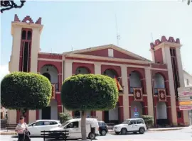  ??  ?? Das Rathaus besticht durch seine Fassade mit zwei Ecktürmen.