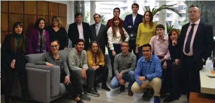  ??  ?? / Pecunpay / Antonio García Cruz (cuarto por la izquierda, de pie), junto al resto del equipo de esta entidad de dinero electrónic­o.