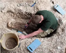  ??  ?? Below: Davey Averill of 5 Rifles excavating the grave of an Anglo-Saxon child