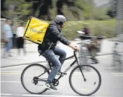  ?? FERRAN NADEU ?? Un repartidor de Glovo en una ciudad española.