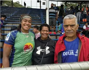  ?? Photo: Sereana Salalo ?? Rooster Chicken Fijian Drua women’s flanker Sulita Waisega (left) with her aunt Vasemaca Waqaninava­tu and maternal grandfathe­r Osea Waqaninava­tu at Churchill Park, Lautoka, on March 30, 2024.