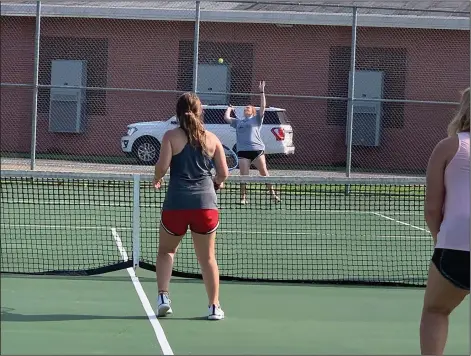  ?? Contribute­d Photo ?? Serving:
Members of Smackover's girls doubles tennis team practice for the upcoming season. After having their offseason disrupted by coronaviru­s pandemic, Smackover will take to the court for the first time on Thursday against Hampton.