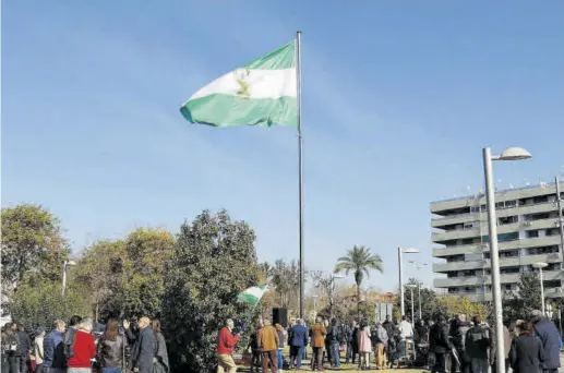  ?? A.J. GONZÁLEZ ?? Bandera de Andalucía
Vecinos en la plaza de Andalucía de Córdoba al desplegars­e la bandera en 2019.