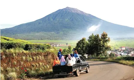  ?? JAMBI EKSPRES/JPG ?? GUNUNG BERAPI TERTINGGI DI INDONESIA: Suasana pagi Gunung Kerinci diabadikan dari kawasan perkebunan teh Kayu Aro beberapa waktu lalu.